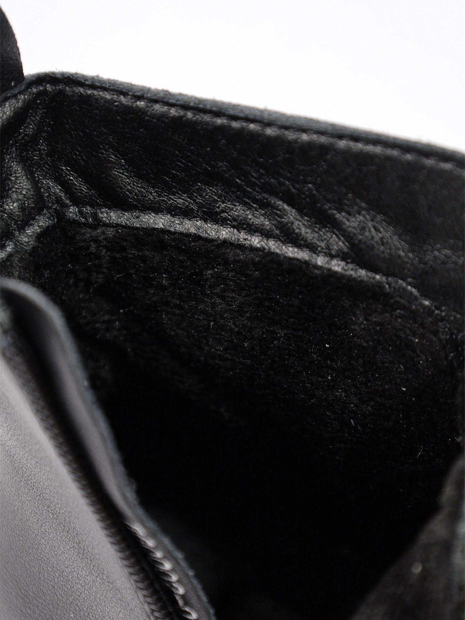 Ботинки черного цвета с эластичной вставкой спереди